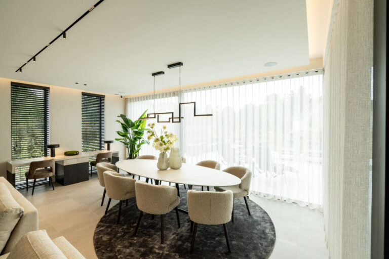 Eettafel met stoelen